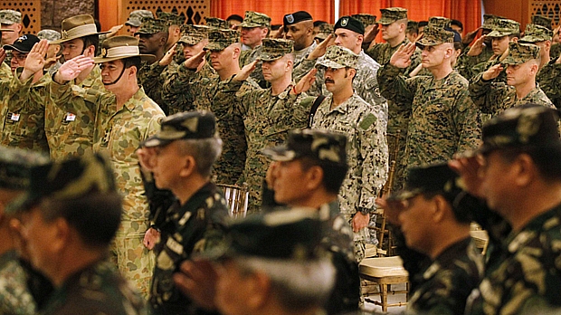 Soldados americanos e filipinos durante cerimônia de abertura de exercícios militares conjuntos