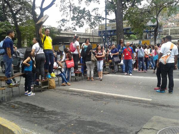 #NoHayPaso. Estudantes e professores fecham a Av. José Antonio Paez, em Caracas