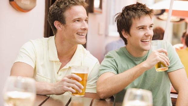De acordo com o estudo, as pessoas tendem a beber nos dias que realizam alguma atividade física e o consumo de álcool tende a aumentar nos dias em que elas se exercitam mais do que de costume