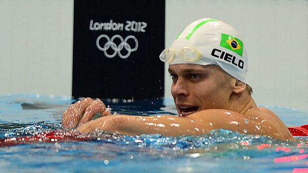 O nadador César Cielo observa o placar com os resultados da prova 