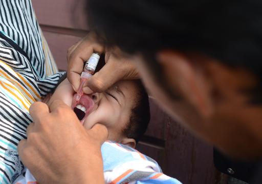 Criança é vacinada contra a poliomielite na cidade de Rawalpindi, no Paquistão