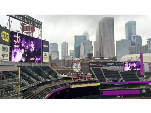 Estádio do time de baseball Minnesota Twins ganha luzes roxas em homenagem a Prince