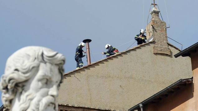 Chaminé é instalada no telhado da Capela Sistina, no Vaticano. Quando o novo papa for escolhido, o sistema liberará uma fumaça branca