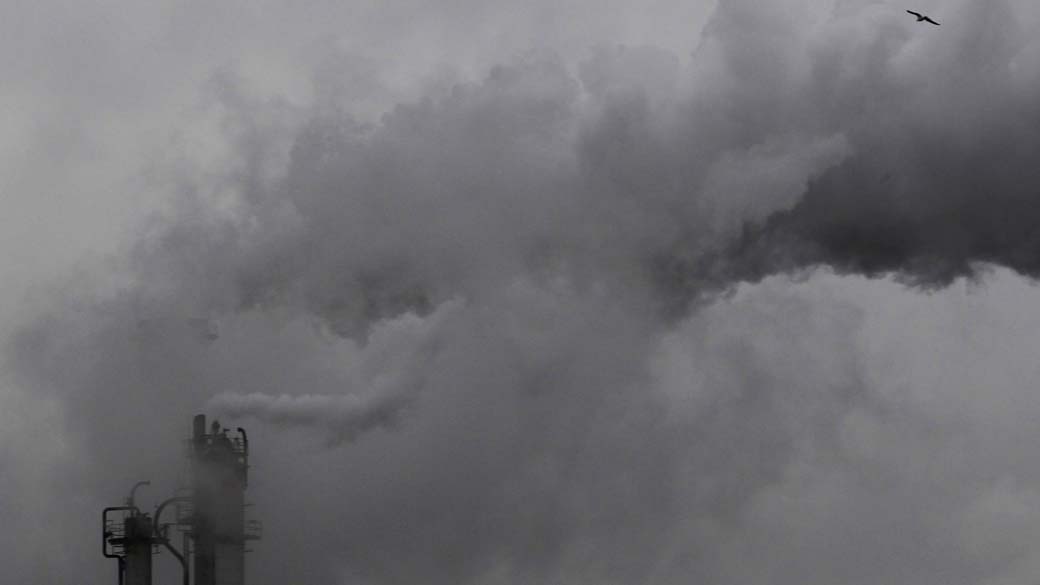 Chaminés em centro industrial nas proximidades de Tóquio. Emissão de poluentes atinge 34 bilhões de toneladas em todo o mundo