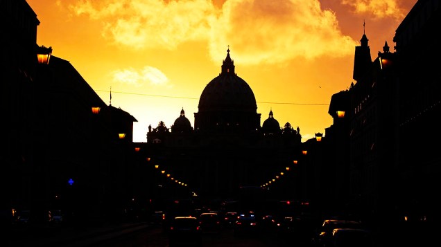 Silhueta da Basílica de São Pedro no Vaticano durante por-do-sol em Roma