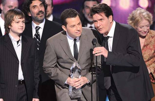 Com os colegas da premiada série <em>Two and a Half Men</em> Angus Jones e Jon Cryer, recebeu o prêmio da 35° Peoples Choice Awards em Los Angeles, em 2009.