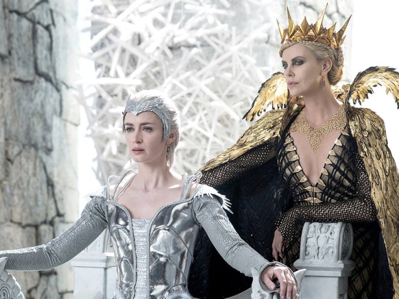 Charlize Theron, a rainha má Ravenna, e Emily Blunt, a rainha do gelo, no filme O Caçador e a Rainha do Gelo