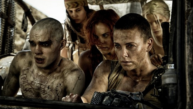 Charlize Theron e Nicholas Hoult em cena do filme Mad Max: Estrada da Fúria