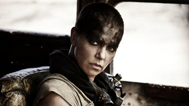 Charlize Theron em cena do filme Mad Max: Estrada da Fúria