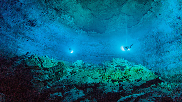 Imagem mais ampla da caverna Hoyo Negro, tirada do chão
