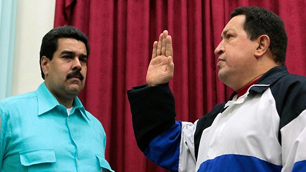 Nicolás Maduro ao lado de Hugo Chávez em dezembro de 2012