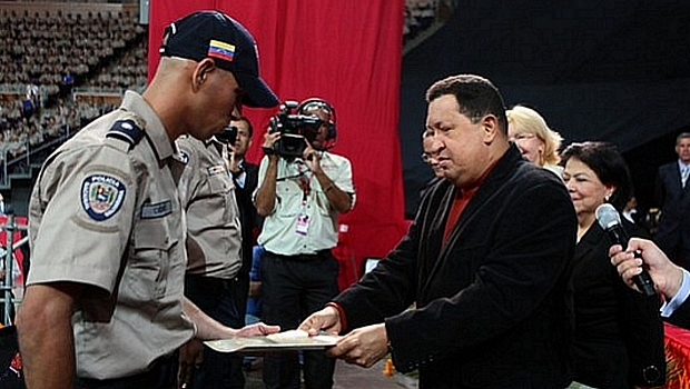 Rede nacional de TV mostrou Chávez em cerimônia policial