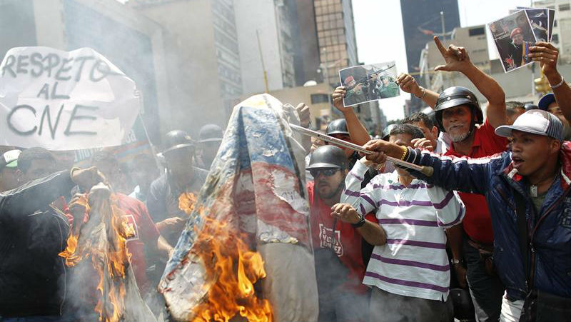 Chavistas e opositores se enfrentam no centro de Caracas durante marcha de estudantes. Os manifestantes pedem por "eleições limpas" na Venezuela