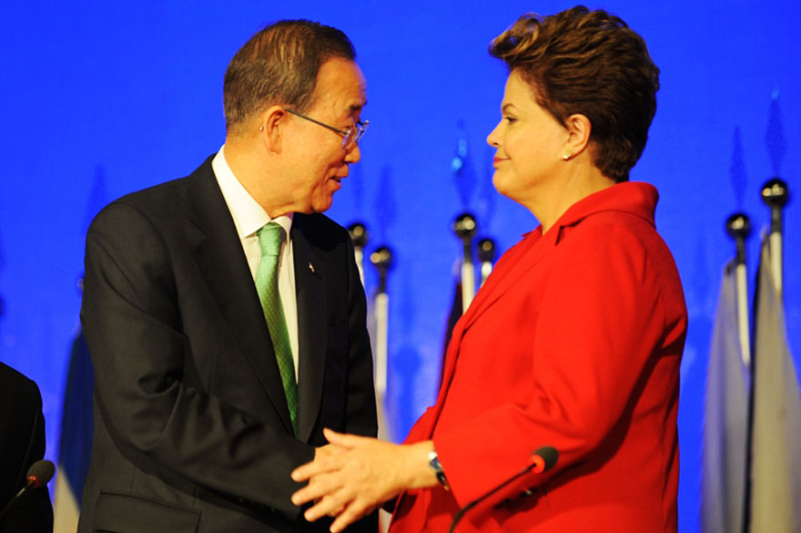 Presidente Dilma Roussef cumprimenta Secretário Geral da ONU, Ban Ki-Moon durante a cerimônia de abertura da Rio+20 para os chefes de estado