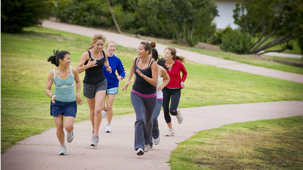 Jovens praticam corrida: exercício aeróbio é um dos preferidos por quem quer perder peso
