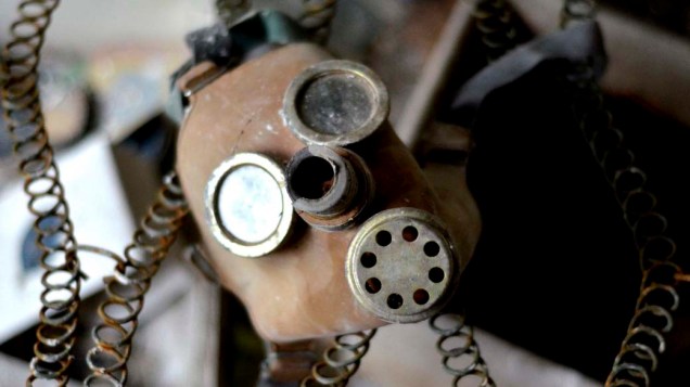 Máscara de gás abandonada na cidade de Pripyat, Ucrânia