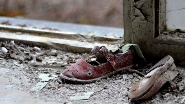 Par de sapatos abandonado na cidade de Pripyat, Ucrânia