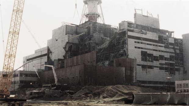 Foto tirada no dia 5 de agosto de 1986, mostrando reparos sendo feitos na Usina Nuclear de Chernobyl, na Ucrânia, que então fazia parte da União Soviética. A usina explodiu em abril desse ano