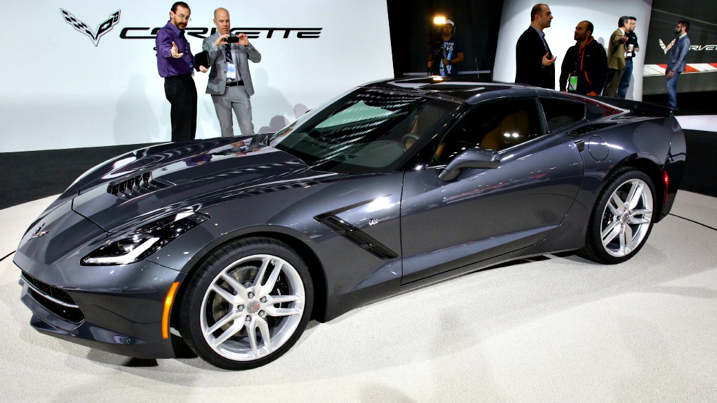 Chevrolet Corvette Stingray - Considerado a vedete desta edição do salão, o novo Corvette Stingray não deve vir ao Brasil. A sétima geração do esportivo símbolo dos EUA é equipada com um motor V8 6.2 de 450 cv e 62,2 kgfm de torque e está associado a um câmbio manual de sete marchas ou a uma transmissão automática de seis velocidades. A General Motors diz que a versão manual atinge os 100 km/h em menos de 4 segundos