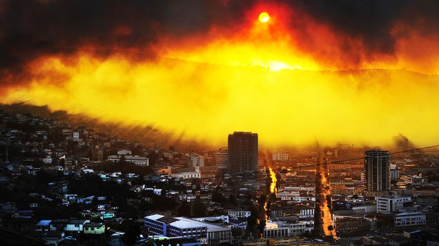 Um incêndio de grandes proporções atingiu a cidade chilena de Valparaíso e deixou onze mortos, além de 5 mil evacuados, de acordo com as autoridades