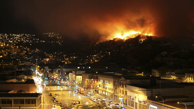 Bombeiros pretendem controlar incêndio em Valparaíso até o início da tarde deste domingo