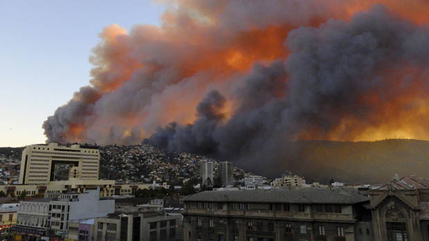 Incêndio em Valparaíso começou em região florestal e acabou atingindo povoados