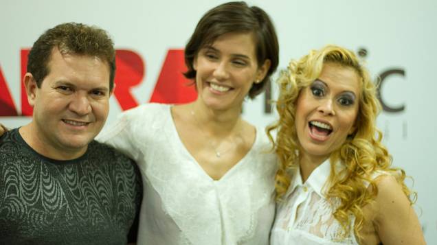 Chimbinha, Deborah Secco e Joelma, na assinatura do contrato para o longa Isso É Calypso - O Filme, com direção de Caco Souza