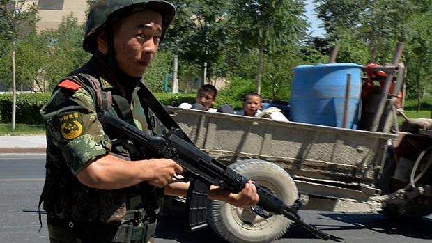 Policial chinês em área de confronto em Xinjiang