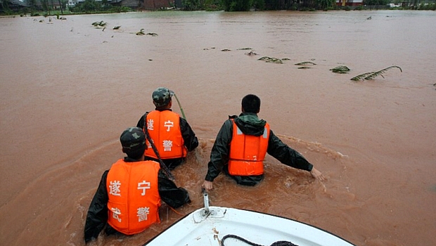 Equipe de resgate busca moradores ilhados por inundação na China