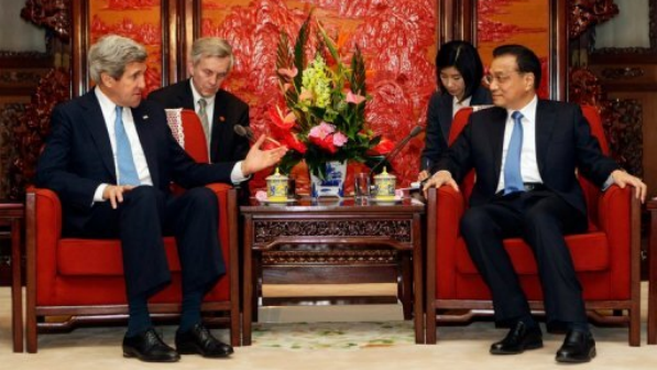 O secretário de Estado americano John Kerry com Yang Jiechi, conselheiro de Estado da China: Dois países afirmam que vão trabalhar juntos para reduzir poder nuclear da Coreia do Norte