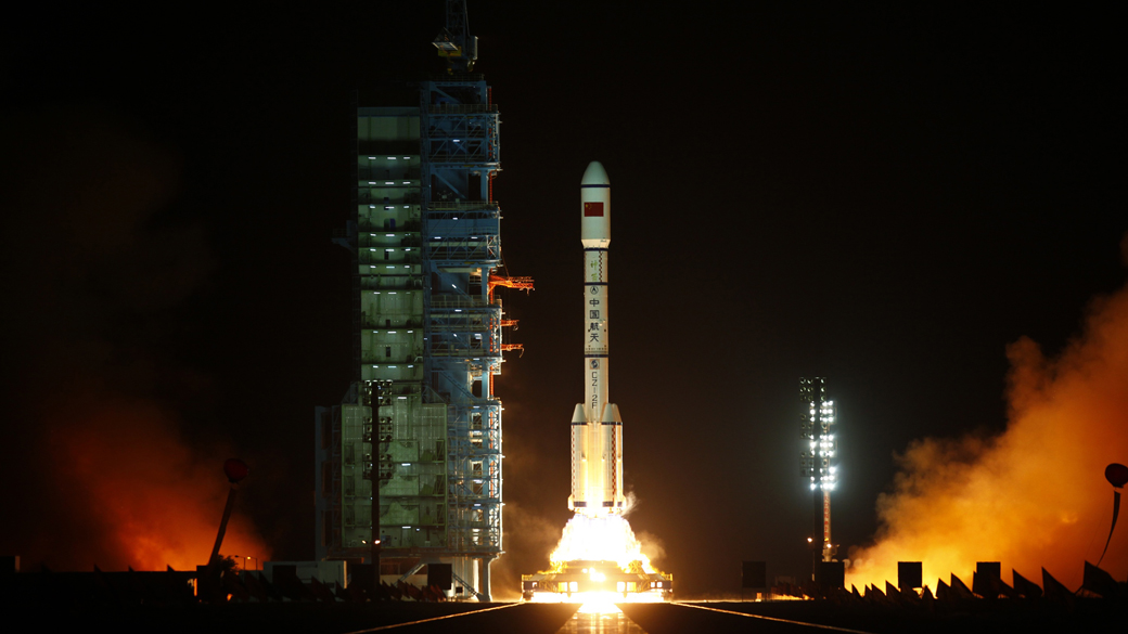 Lançamento do módulo experimental da primeira estação espacial chinesa, Tiangong-1, na província de Gansu, China