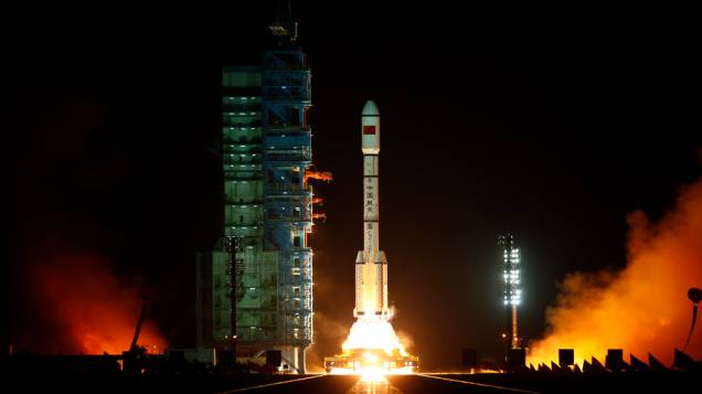 <p>Lançamento do módulo experimental da primeira estação espacial chinesa, Tiangong-1, na província de Gansu, China</p>