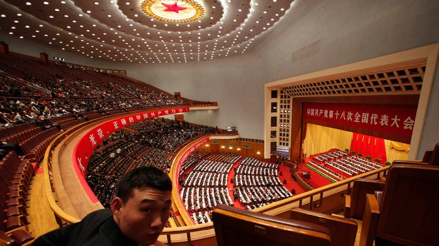 Delegados acompanham discurso do presidente da China, Hun Jintao, durante sessão de abertura do 18 º Congresso Nacional do Partido Comunista