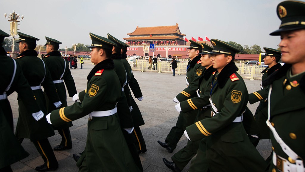 Guardas marcham na Praça da Paz Celestial, na China, em 09/11/2012