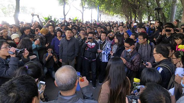 Manifestantes protestam diante da sede do jornal Semanário do Sul em Cantão, capital da província de Guangdong