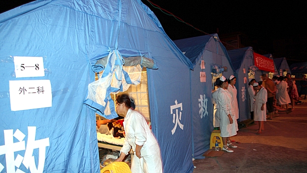 Centro médico improvisado atende feridos pelo terremoto na província chinesa de Yunnan
