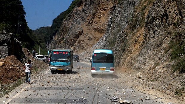 Desmoronamento de terra causado por abalo sísmico afeta estrada na China