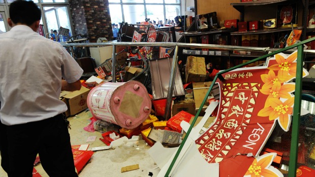 Manifestantes chineses destroem loja de departamento japonesa em Qingdao