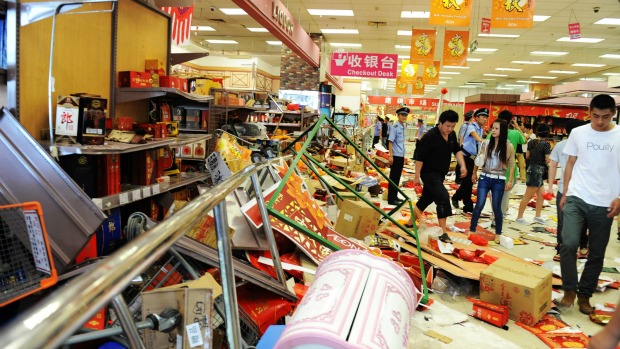 Manifestantes chineses destroem loja de departamento japonesa em Qingdao