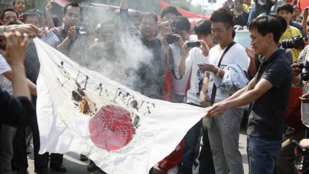 Manifestantes queimam bandeira japonesa na província de Luoyang