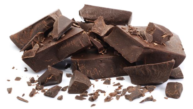 Além de gostoso, o chocolate traz muitos benefícios à saúde: ajuda a abaixar a pressão sanguínea, controlar o colesterol, reduzir os riscos de acidente vascular cerebral (AVC) e melhora a memória