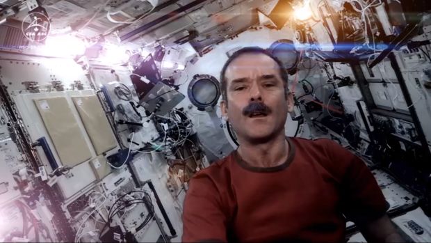 O astronauta canadense Chris Hadfield, sucesso no YouTube, faz uma cover de 'Space Oddity', de David Bowie, para se despedir da Estação Espacial Internacional