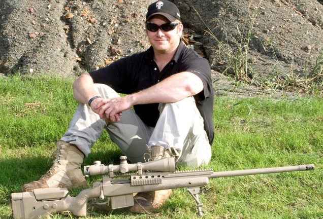 Chris Kyle e o rifle usado por atiradores de elite