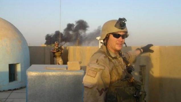 Chris Kyle em ação na cidade de Ramadi, Iraque Chris Kyle em ação na cidade de Ramadi, Iraque