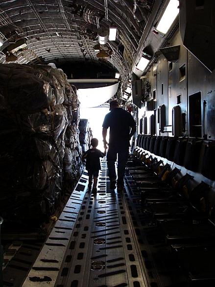 Chris Kyle mostra ao filho o boeing C-17