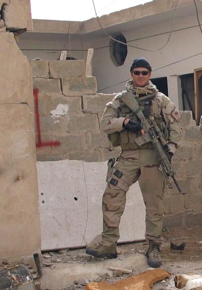 Chris Kyle posa com seu rifle em Fallujah, Iraque
