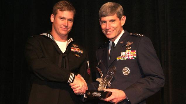 Chris Kyle recebendo um dos muitos prêmios por bravura em sua carreira Chris Kyle recebendo um dos muitos prêmios por bravura em sua carreira