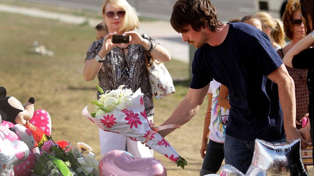 Christian Bale, protagonista de filme Batman, coloca flores em memorial às vítimas do atirador de Aurora, no Colorado