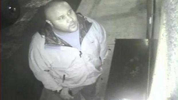 O ex-policial Christopher Dorner em imagem da câmera de segurança de um hotel no condado de Orange, Califórnia no final de janeiro. A polícia de Los Angeles está oferecendo uma recompensa milionária por informações sobre o fugitivo