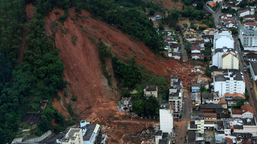 Foto aérea mostra deslizamento de terra em Nova Friburgo, Rio de Janeiro